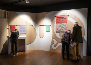 Visiteurs sur l'exposition "Banquet", une expérience multisensorielle de la cuisine à la table.