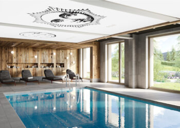 Le spa est composé d'une piscine intérieure, deux bains nordiques chauffés à 40 °C dans le jardin